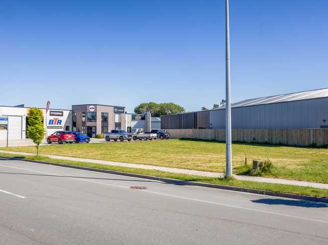 Prime 702 m² Commercial Section - Entry Level !
