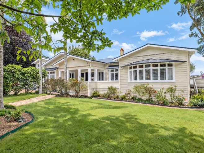 23 Golf Road, Epsom