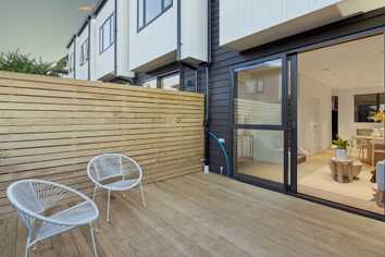 6/34 Holland Avenue, Point England