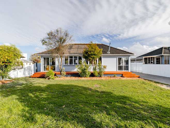 10 Bristol Crescent, ROSLYN